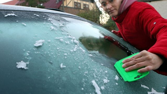 Kochend heißes Wasser auf eine eiskalte Scheibe kippen, das ist keine gute Idee.