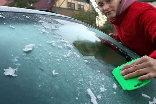 Kochend heißes Wasser auf eine eiskalte Scheibe kippen, das ist keine gute Idee.