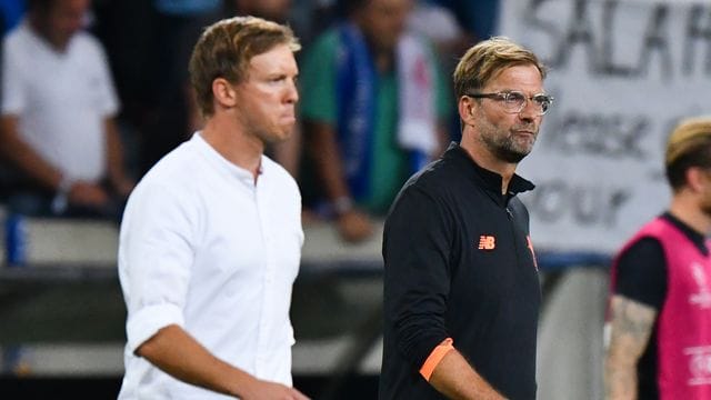 Treffen mit ihren Teams in Budapest aufeinander: Leipzig-Coach Julian Nagelsmann (l) und Liverpools Jürgen Klopp. Treffen mit ihren Teams in Budapest aufeinander: Leipzig-Coach Julian Nagelsmann (l) und Liverpools Jürgen Klopp.