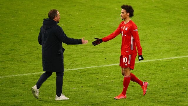 Hansi Flick (l) bedankt sich nach dem Spiel bei Leroy Sane. Hansi Flick (l) bedankt sich nach dem Spiel bei Leroy Sane.