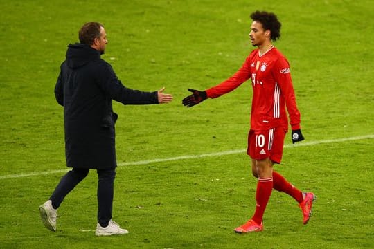 Hansi Flick (l) bedankt sich nach dem Spiel bei Leroy Sane.