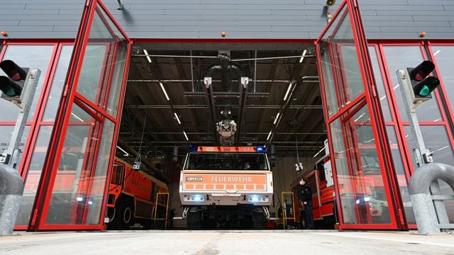 In der neuen Feuerwache 1 im Cargo City Süd des Frankfurter Flughafens steht ein Großflughafenlöschfahrzeug für den Einsatz bereit (Archivbild): Der Neubau ist nach zweieinhalb Jahren abgeschlossen. In der neuen Feuerwache 1 im Cargo City Süd des Frankfurter Flughafens steht ein Großflughafenlöschfahrzeug für den Einsatz bereit (Archivbild): Der Neubau ist nach zweieinhalb Jahren abgeschlossen.