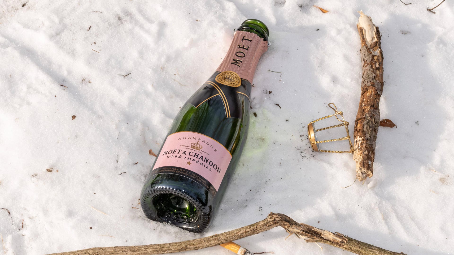 Eine leere Champagnerflasche liegt nach einer Feier im Schnee (Symbolbild): In Berlin haben Tausende auf dem Eis gefeiert. Eine leere Champagnerflasche liegt nach einer Feier im Schnee (Symbolbild): In Berlin haben Tausende auf dem Eis gefeiert.