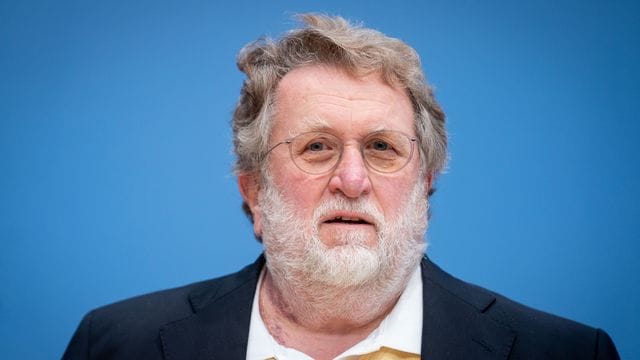 Der Vorsitzende der Ständigen Impfkommission (STIKO) Thomas Mertens sieht keinen Grund zur früheren Impfung von Lehrern. Der Vorsitzende der Ständigen Impfkommission (STIKO) Thomas Mertens sieht keinen Grund zur früheren Impfung von Lehrern.
