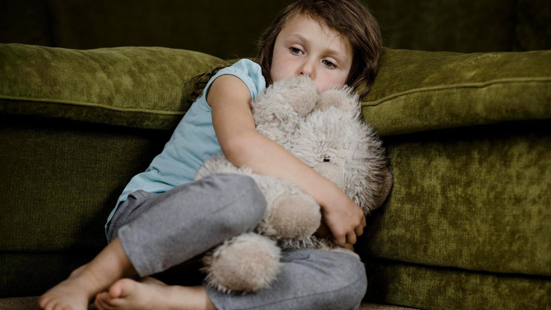 Ein Kind mit einem Kuscheltier (Symbolbild): In Berlin kommen seit Beginn der Corona-Pandemie deutlich mehr Kinder und Jugendliche zur Behandlung in psychiatrische Kliniken. Ein Kind mit einem Kuscheltier (Symbolbild): In Berlin kommen seit Beginn der Corona-Pandemie deutlich mehr Kinder und Jugendliche zur Behandlung in psychiatrische Kliniken.