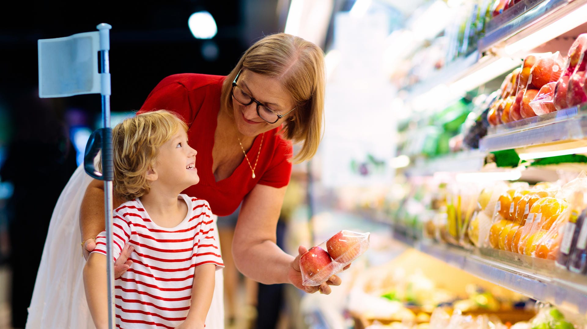 Einkaufen: Kinder nutzen gerne die Einkaufshilfe in Miniaturgröße.