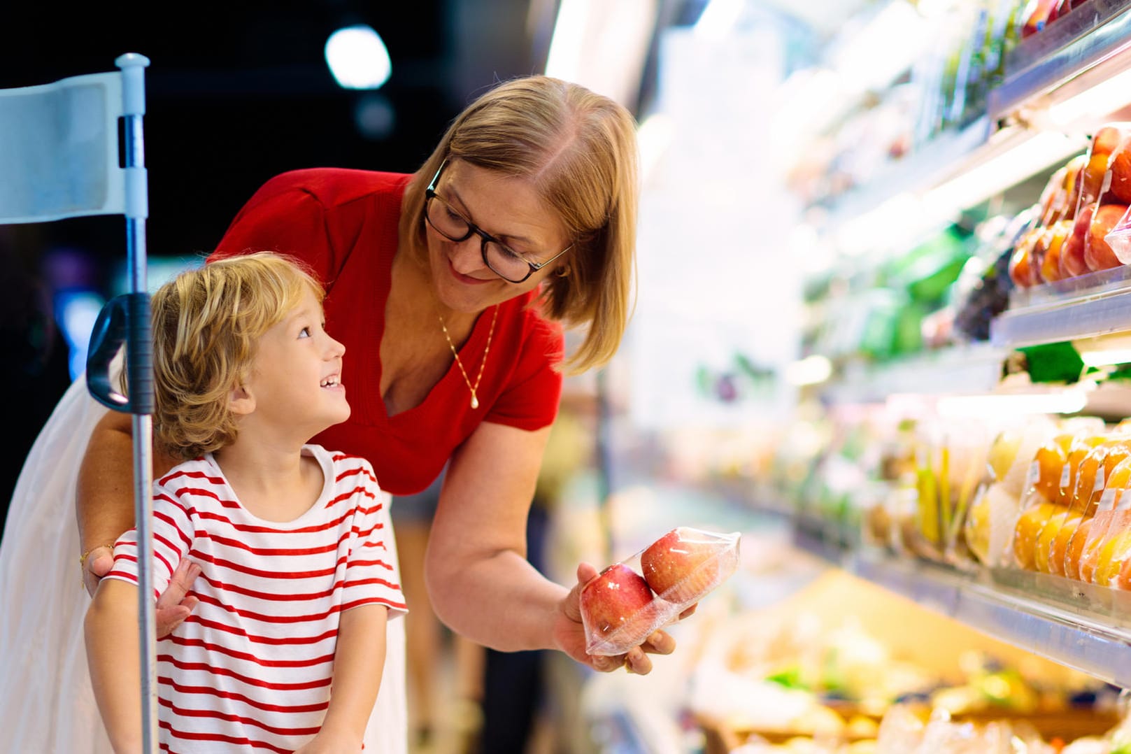 Einkaufen: Kinder nutzen gerne die Einkaufshilfe in Miniaturgröße.