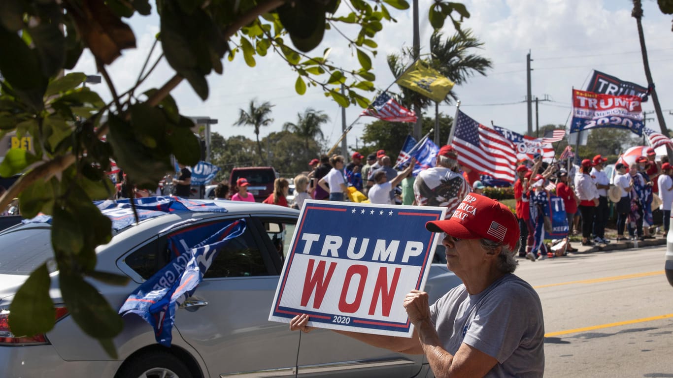 Anhänger von Donald Trump demonstrierten am Montag in West Palm Beach: Der Presidents Day fällt jedes Jahr auf den dritten Montag im Februar.
