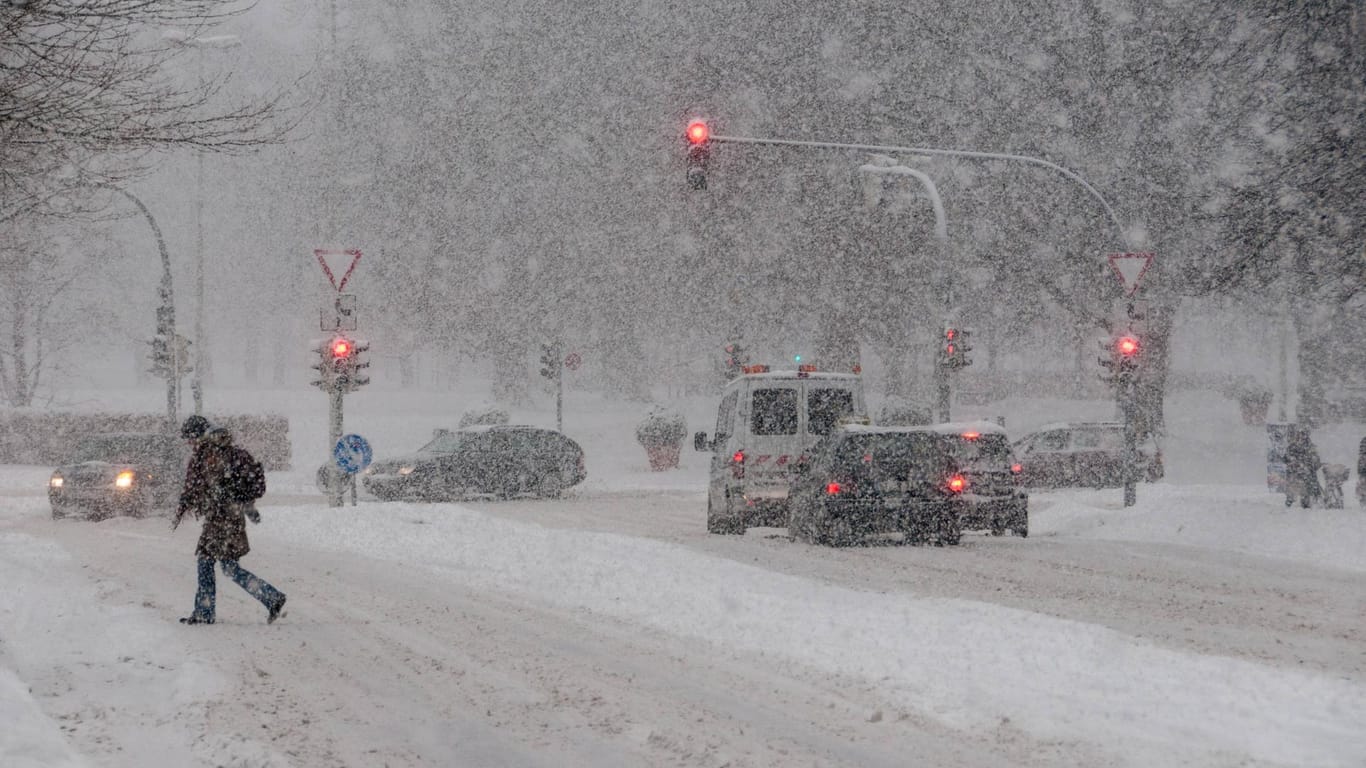Heftiges Schneetreiben in Kiels Innenstadt: Der Nachverkehr musste kurzzeitig eingestellt werden.