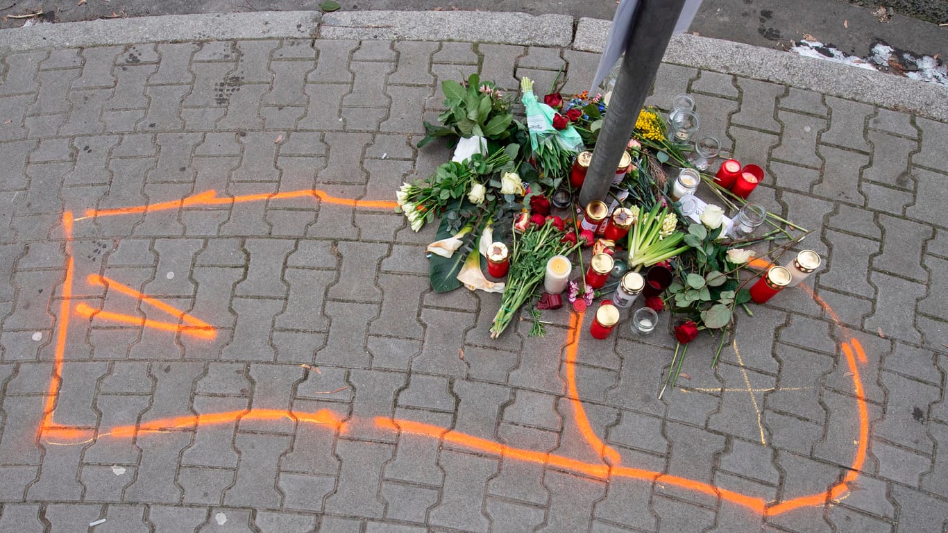Mit Kreide hat die Polizei die Umrisse des Körpers eines der zwei Opfer eines tödlichen Verkehrsunfalls vom vergangenen Samstag markiert. Blumen und Kerzen erinnern an das Geschehen: Die Polizei wertet nun Zeugenaussagen aus.