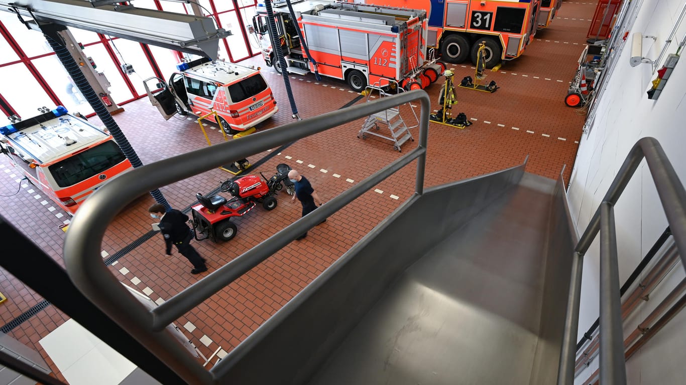 In der neuen Feuerwache führt eine Rutsche vom Aufenthaltsbereich in die Fahrzeughalle: Der Neubau vereint zahlreiche Funktionen unter einem Dach: etwa auch das Trainingscenter, den Vorbeugenden Brandschutz sowie Verwaltung und Werkstätten.