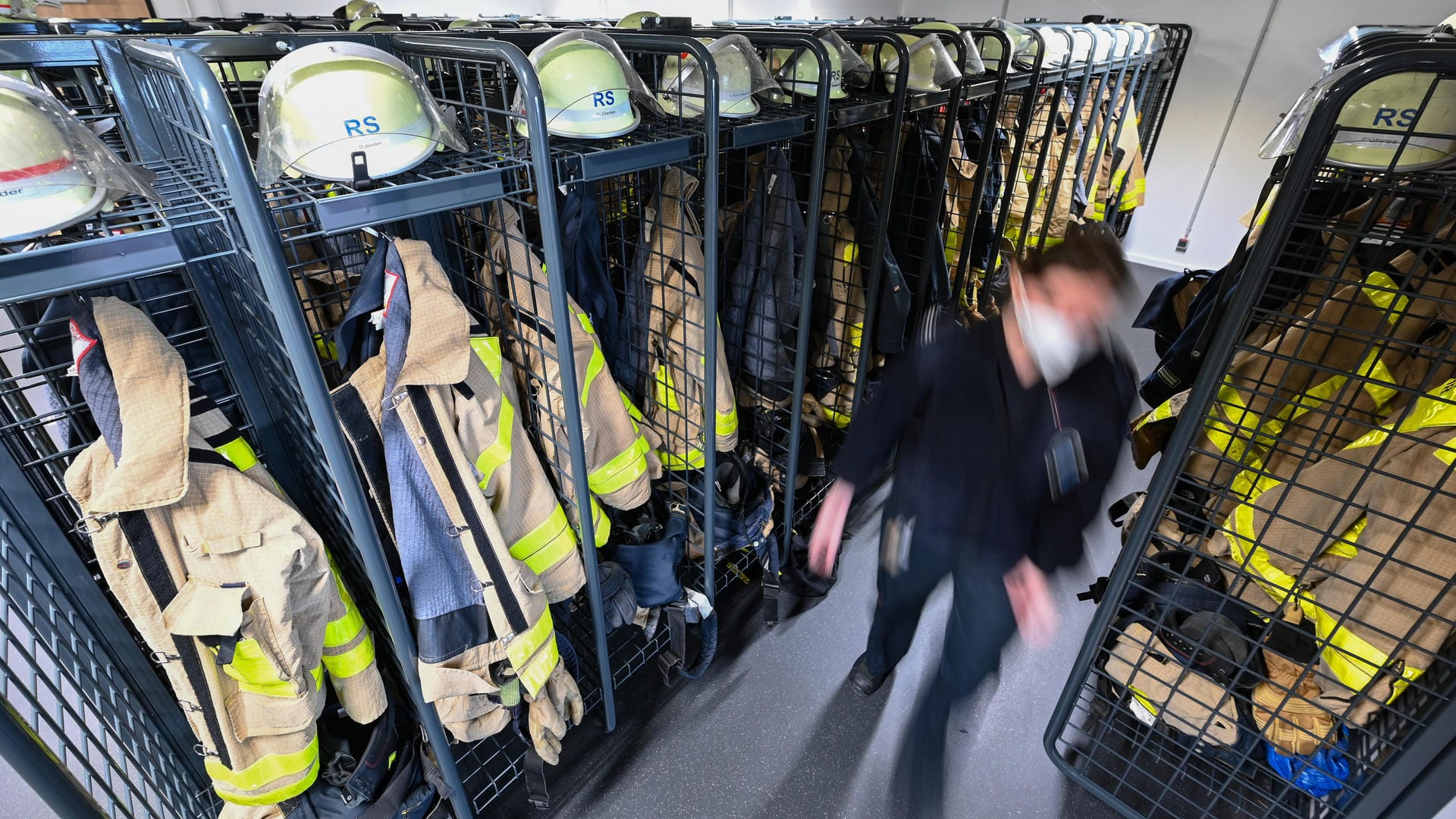 Helme und feuerfeste Bekleidung sind in einem Raum der neuen Feuerwache für den Einsatz bereit: Der Gebäudekomplex erstreckt sich auf einem rund 2,1 Hektar großen Grundstück.