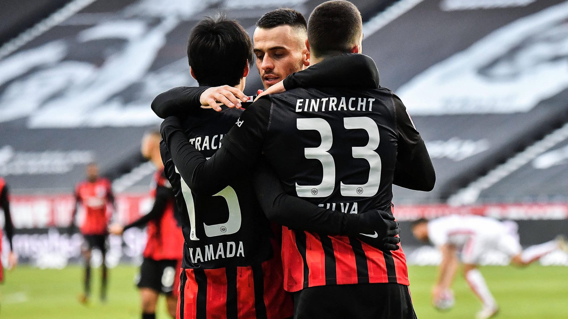 Eintracht Frankfurt: Gegen die Bayern werden die Profis um Filip Kostic (M.) in Sondertrikots auflaufen. Eintracht Frankfurt: Gegen die Bayern werden die Profis um Filip Kostic (M.) in Sondertrikots auflaufen.