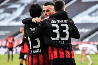 Eintracht Frankfurt: Gegen die Bayern werden die Profis um Filip Kostic (M.) in Sondertrikots auflaufen.