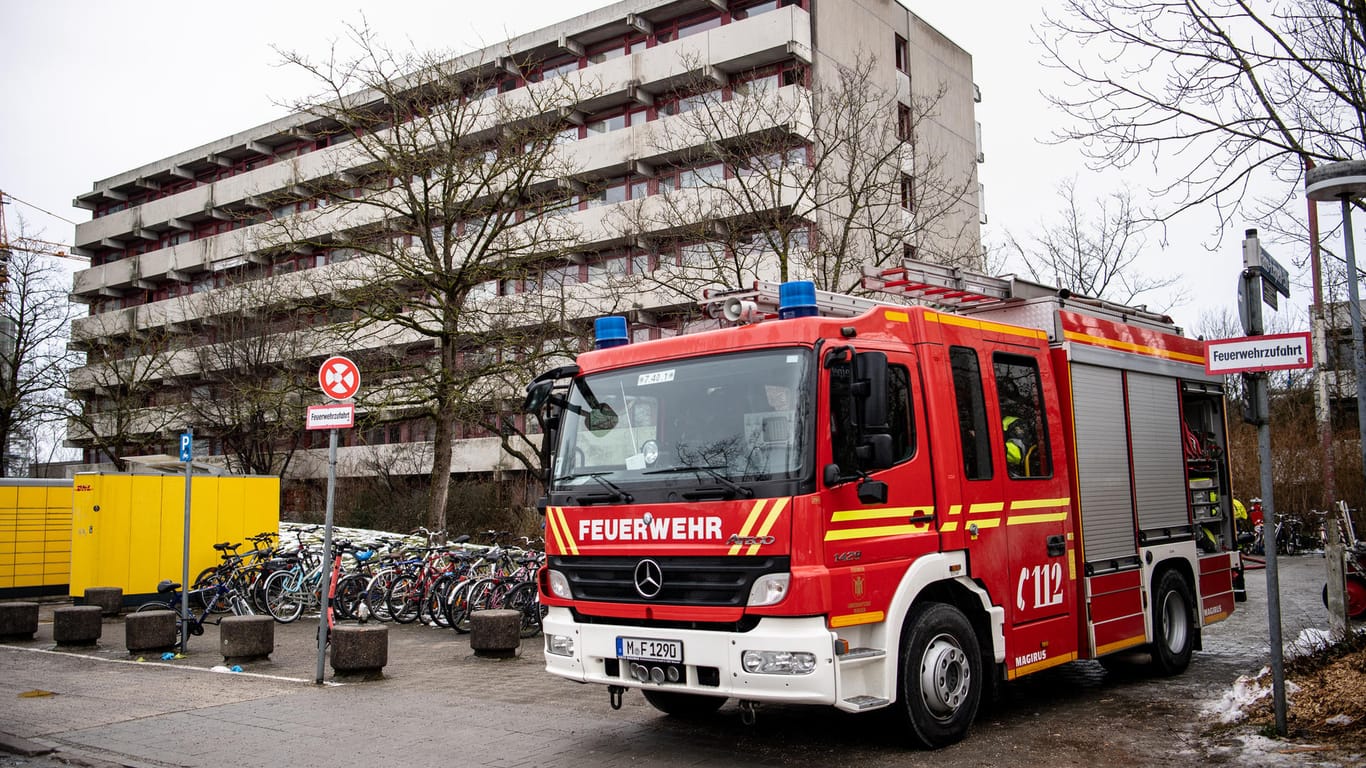 Ein Einsatzfahrzeug der Feuerwehr steht nach einem Feuer vor einem Studentenwohnheim im Münchner Stadtteil Freimann: Das Feuer war in der Nacht zu Dienstag in der Sauna im Keller des Wohnheims ausgebrochen.
