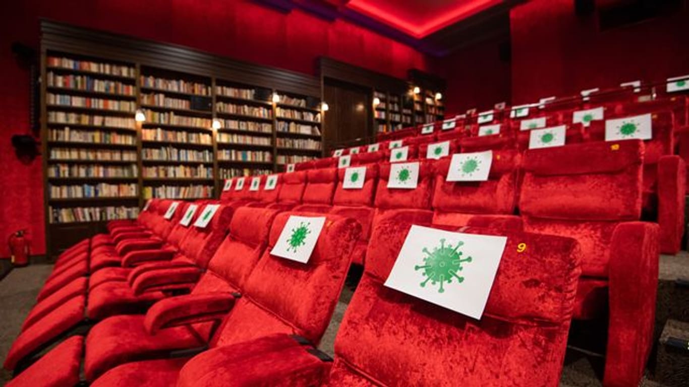 Gesperrte Sitze im im Kino Astor Grand Cinema in Hannover.