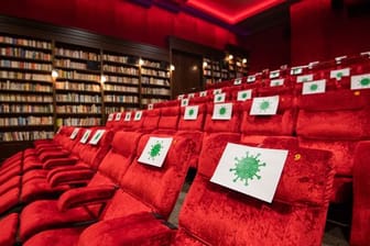Gesperrte Sitze im im Kino Astor Grand Cinema in Hannover.