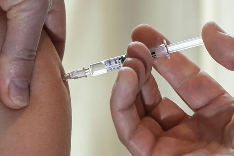 Zu Beginn der Saison im Herbst 2020 haben sich mehr Menschen in Deutschland gegen Grippe impfen lassen als in früheren Jahren.