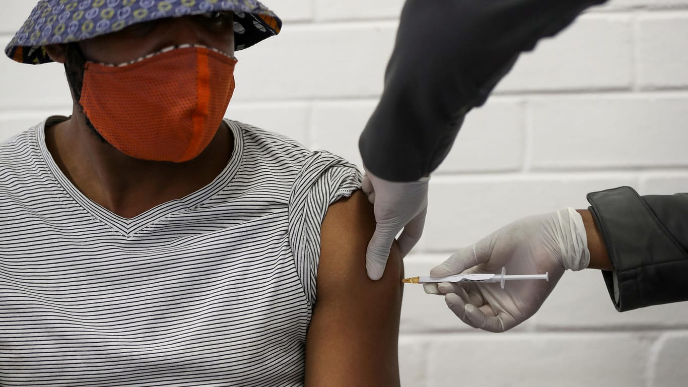 Eine Impfung in Südafrika: Der Start der Impfkampagne musste nach dem Bekanntwerden der Wirksamkeitsprobleme des Astrazeneca-Impfstoffs verschoben werden.