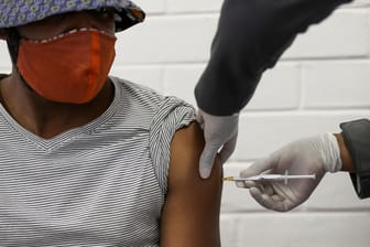 Eine Impfung in Südafrika: Der Start der Impfkampagne musste nach dem Bekanntwerden der Wirksamkeitsprobleme des Astrazeneca-Impfstoffs verschoben werden.