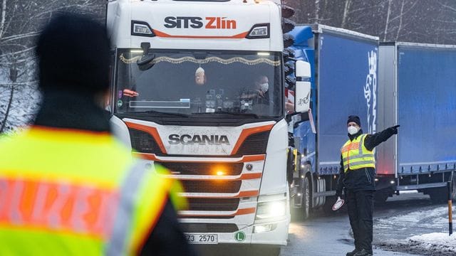 Polizisten kontrollieren auf einem Parkplatz kurz nach der deutsch-tschechischen Grenze Fahrzeuge. Polizisten kontrollieren auf einem Parkplatz kurz nach der deutsch-tschechischen Grenze Fahrzeuge.