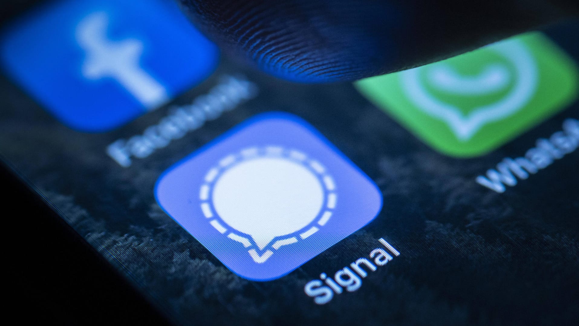 Das Logo von Signal auf einem Smartphone (Symbolbild): Der Messenger ähnelt WhatsApp, bietet aber auch Funktionen, die WhatsApp nicht hat.