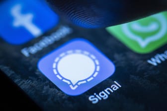 Das Logo von Signal auf einem Smartphone (Symbolbild): Der Messenger ähnelt WhatsApp, bietet aber auch Funktionen, die WhatsApp nicht hat.