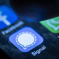 Das Logo von Signal auf einem Smartphone (Symbolbild): Der Messenger ähnelt WhatsApp, bietet aber auch Funktionen, die WhatsApp nicht hat.