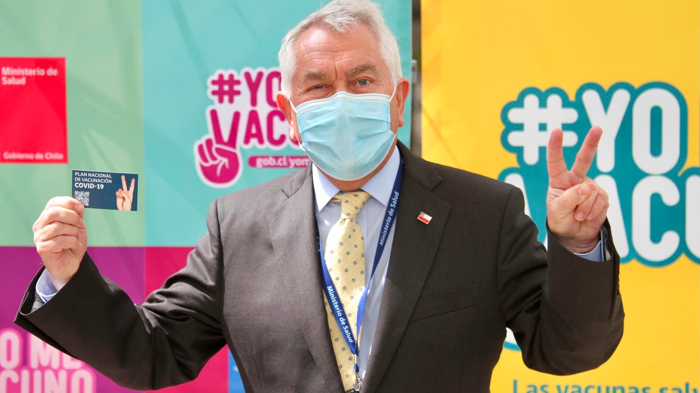 Santiago: Enrique Paris, Gesundheitsminister von Chile, zeigt seinen Impfpass, nachdem er den von der chinesischen Firma Sinovac entwickelten Impfstoff gegen Covid-19 erhalten hat.