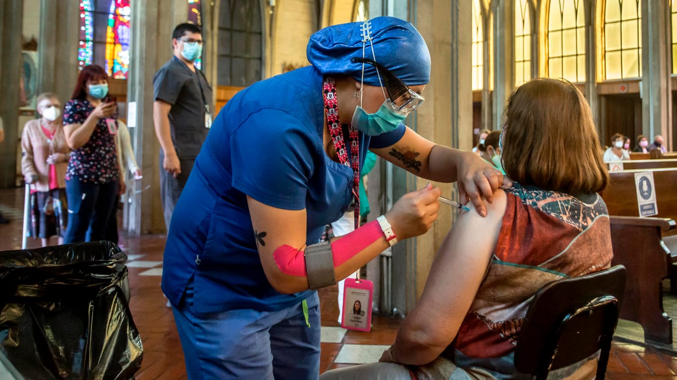 Osorno: Eine Frau bekommt eine Covid-19-Impfung in der Kathedrale, die während der Impfkampagne für ältere Menschen als provisorische Station dient.