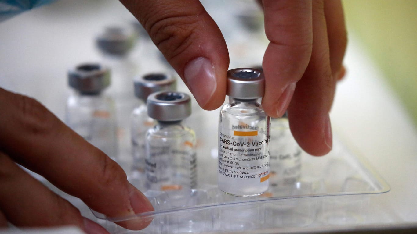 Santiago de Chile: Ein Corona-Impfstoff steht in einer Klinik für den Einsatz bereit.