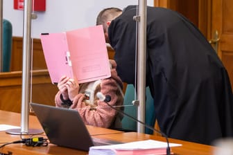 Die Angeklagte sitzt neben ihrem Anwalt Moritz Klay im Landgericht: Die 22-jährige Frau ist wegen des Tötens ihres neugeborenen Sohnes verurteilt worden.