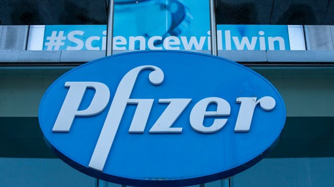 Das Pfizer-Logo am Hauptsitz des Pharmaunternehmens im belgischen Elsene in der Nähe von Brüssel.