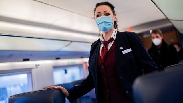 Nicole Perlinger dos Santos, ehemalige Stewardess der Lufthansa-Tochter Germanwings und jetzt Zugbegleiterin der Deutschen Bahn.