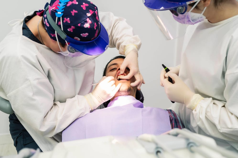 Ein spanischer Zahnarzt bei der Behandlung: Irische Touristen nutzen Arzttermine als Schlupflöcher, um trotz der Pandemie in Urlaub zu fliegen.