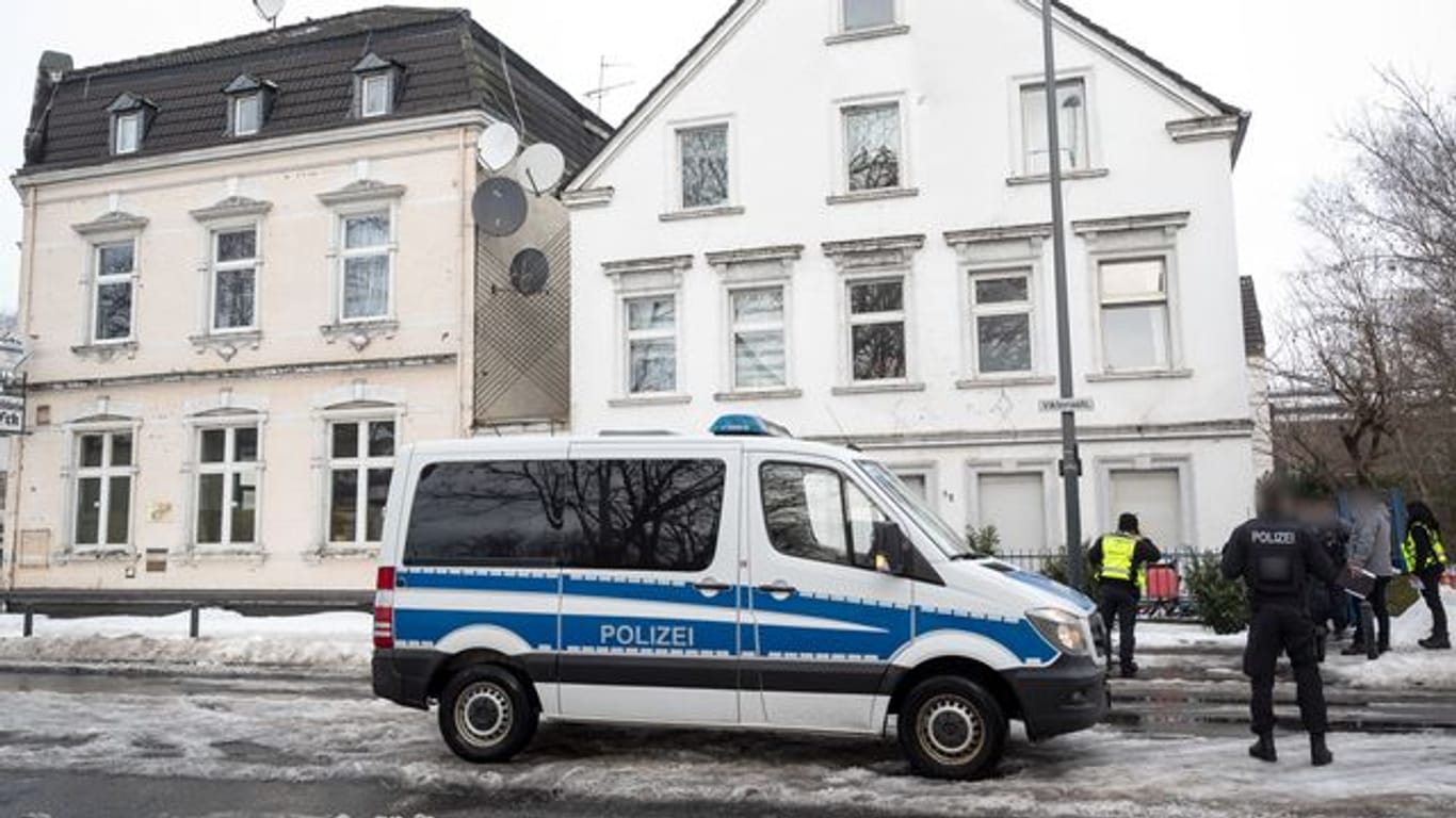 Ein Polizeiwagen steht vor einem Haus in der Victoriastraße in Hamm.