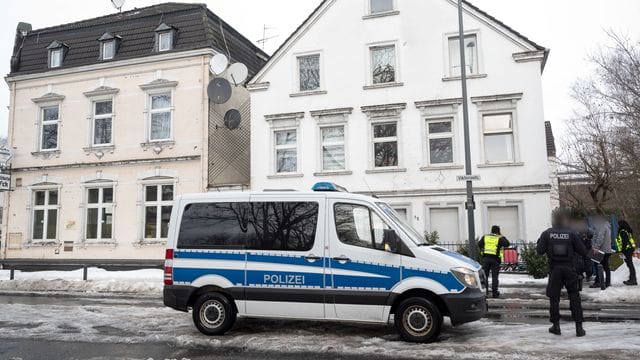 Ein Polizeiwagen steht vor einem Haus in der Victoriastraße in Hamm. Ein Polizeiwagen steht vor einem Haus in der Victoriastraße in Hamm.
