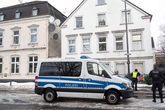 Ein Polizeiwagen steht vor einem Haus in der Victoriastraße in Hamm.