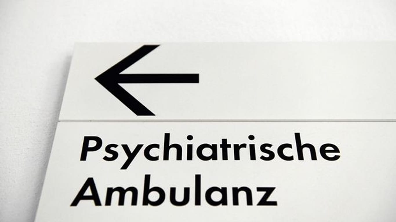 In Berlin kommen seit Beginn der Corona-Pandemie deutlich mehr Kinder und Jugendliche zur Behandlung in psychiatrische Kliniken.