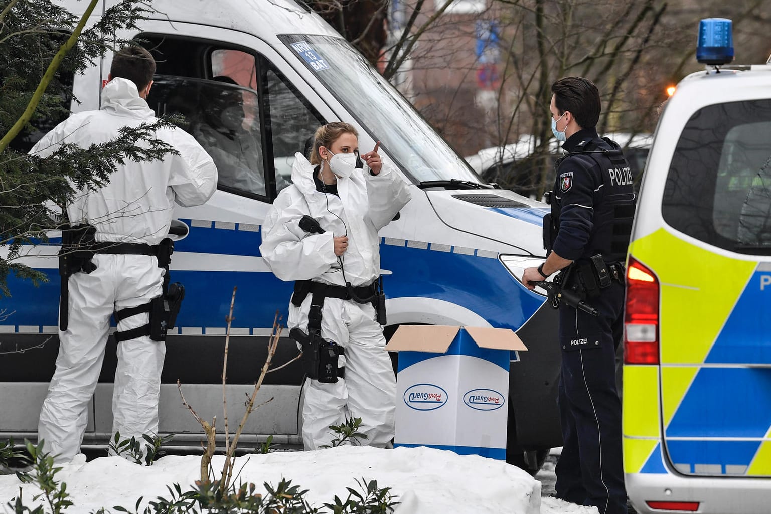 Die Polizei bewacht vier Gebäude in Hamm: Dort werden derzeit Massentests auf die britische Coronavirus-Variante durchgeführt.