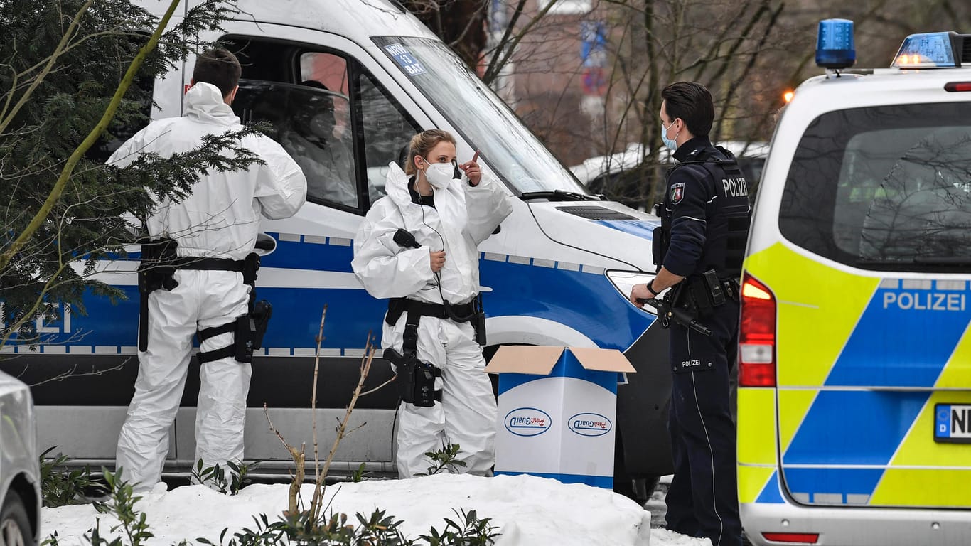 Die Polizei bewacht vier Gebäude in Hamm: Dort werden derzeit Massentests auf die britische Coronavirus-Variante durchgeführt.