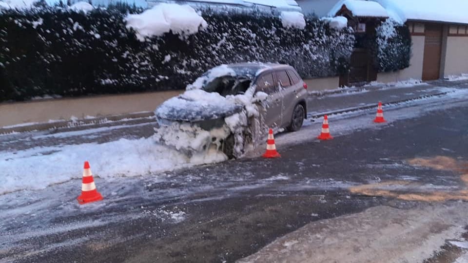 Ein Wagen ist mit Löschschaum bedeckt: In Haßleben hat ein Mann aus Versehen sein Auto mit einem Heizlüfter in Brand gesetzt.