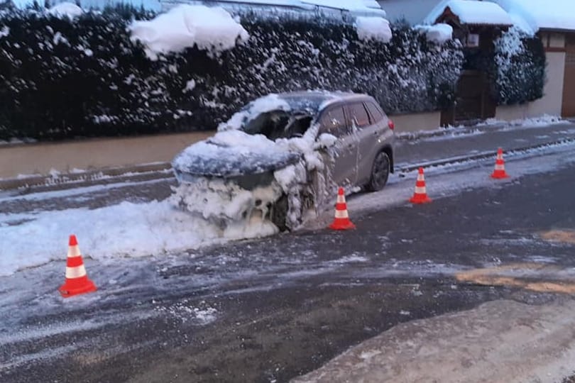 Ein Wagen ist mit Löschschaum bedeckt: In Haßleben hat ein Mann aus Versehen sein Auto mit einem Heizlüfter in Brand gesetzt.