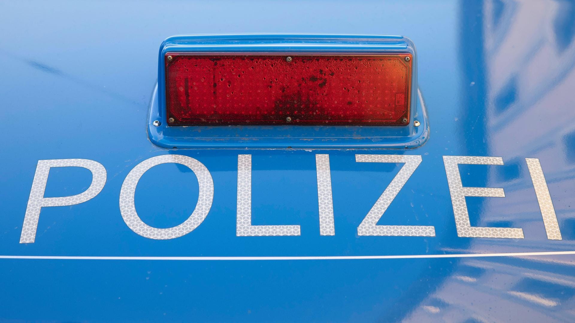 Ein Schriftzug auf einem Polizeiauto (Symbolbild): Wegen eines Unfalles mussten beide Spuren der B10 gesperrt werden.