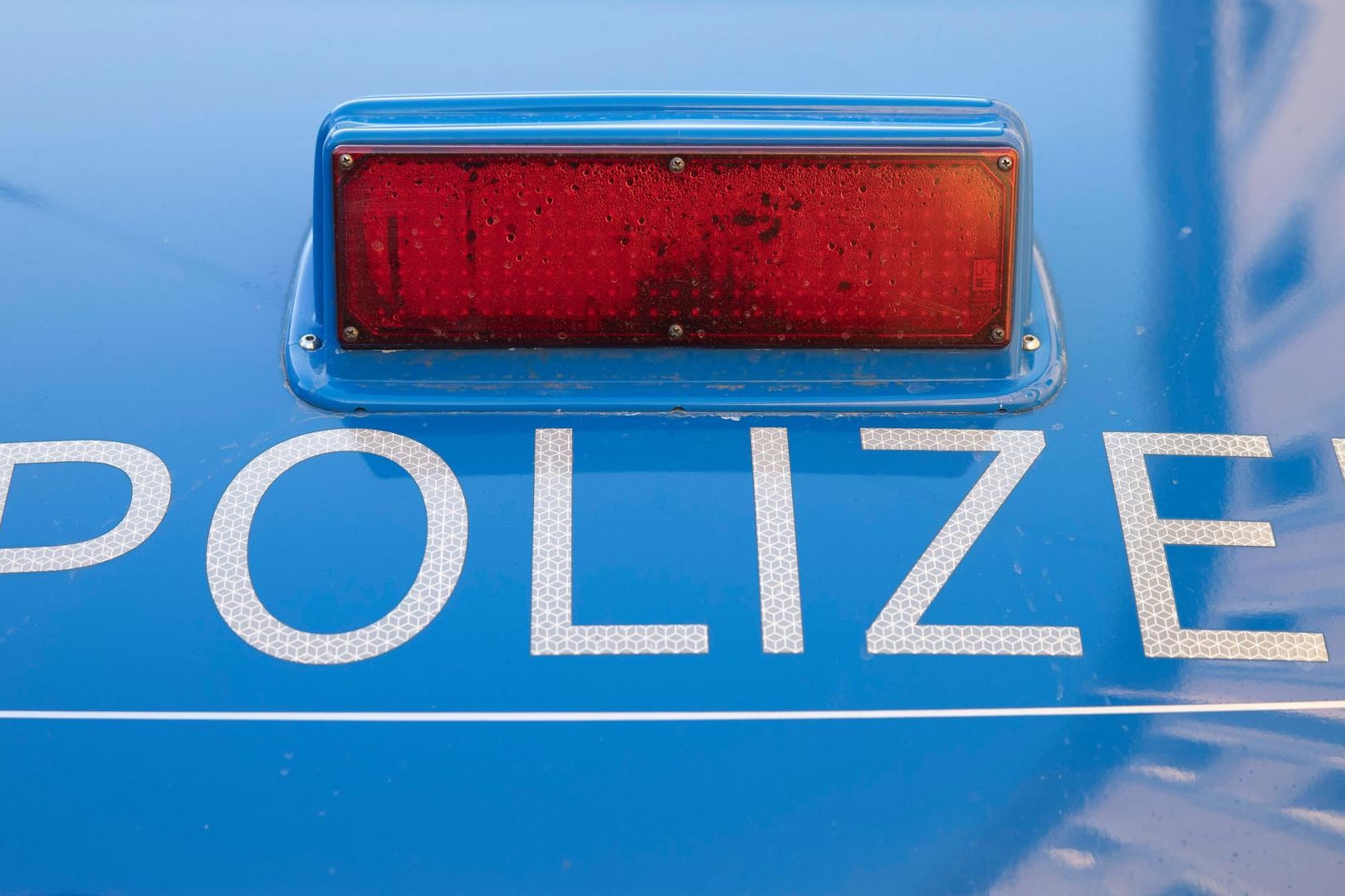 Ein Schriftzug auf einem Polizeiauto (Symbolbild): Wegen eines Unfalles mussten beide Spuren der B10 gesperrt werden.