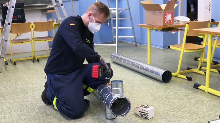 THW-Einsatz im Klassenzimmer: In Pirmasens statteten die Helfer 450 Schulräume mit Belüftungsanlagen aus.