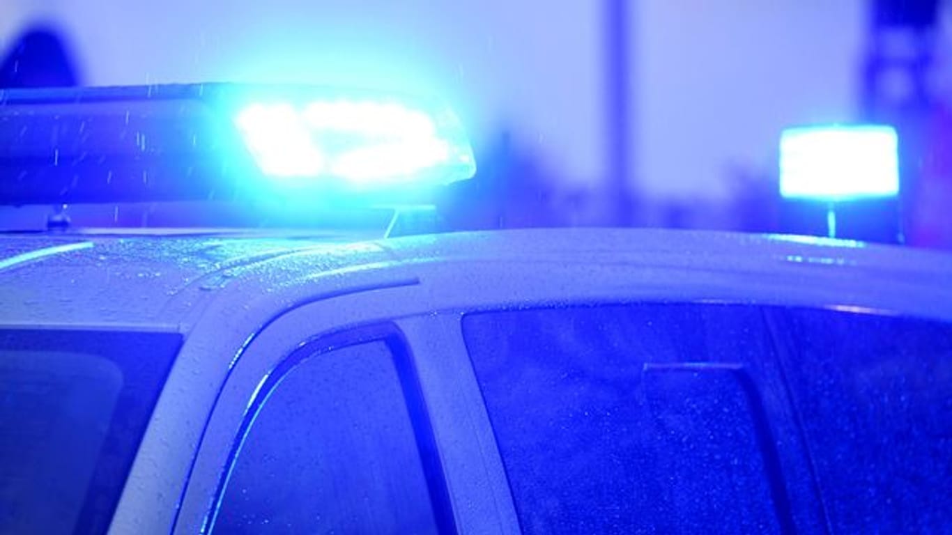 Ein Blaulicht leuchtet auf dem Dach eines Polizeifahrzeugs (Symbolbild): Bei einem Fluchtversuch ist ein Dieb in Düsseldorf mit einem Auto kollidiert.