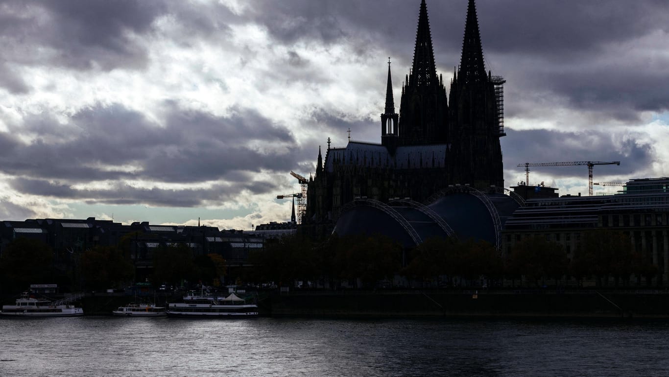 Kölner Dom mit der Kölner Altstadt: Das Amtsgericht verzeichnet derzeit eine hohe Nachfrage nach Terminen für Kirchenaustritte.