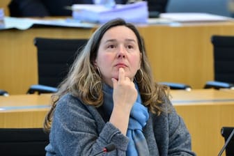 Thüringens Sozialministerin Heike Werker sitzt im Landtag