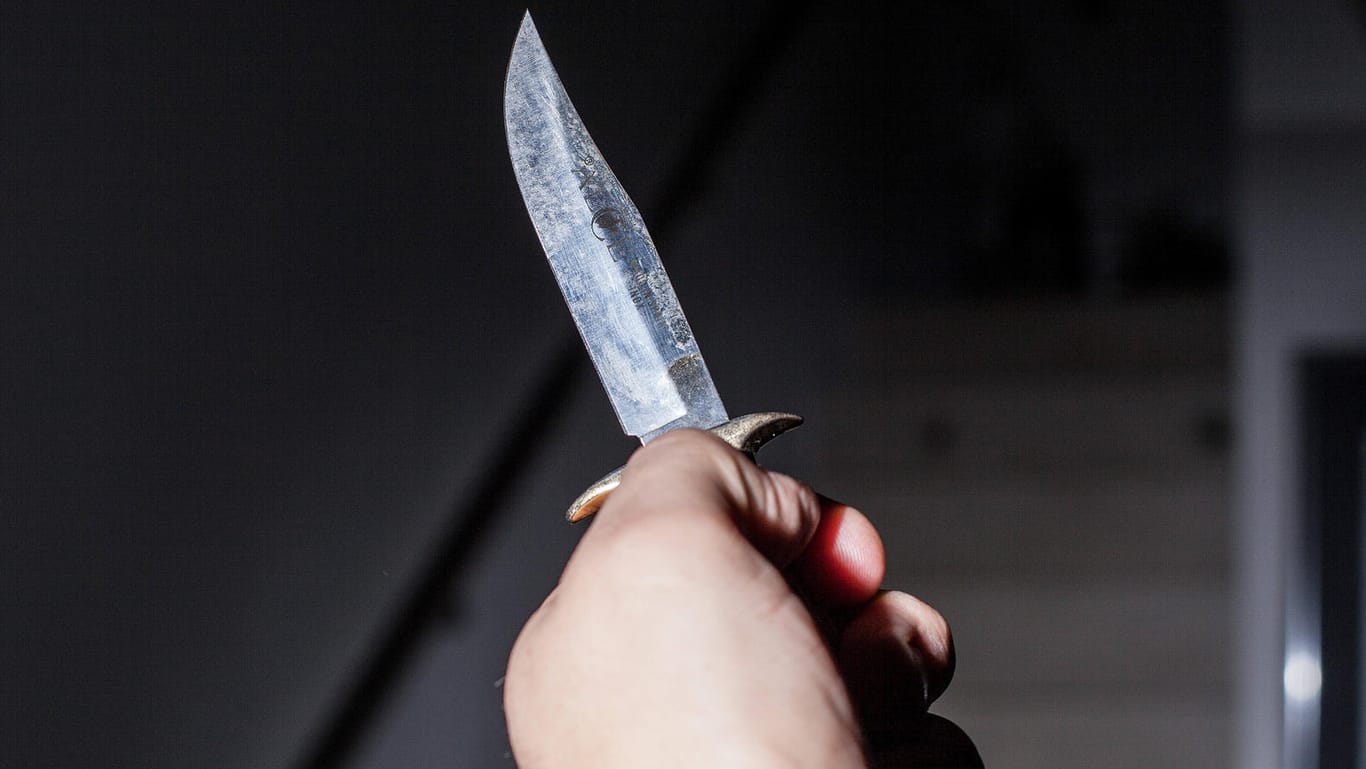 Eine Person hält ein Messer in der Hand (Symbolbild): Die Polizei in Bielefeld sucht mit einem Phantombild nach einem Messerstecher.